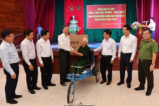  Bộ trưởng Tô Lâm thăm và tặng quà thương binh ở Trung tâm điều dưỡng Thuận Thành