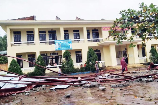 Hà Tĩnh: Lốc xoáy làm tốc mái một trường học và hơn 10 nhà dân
