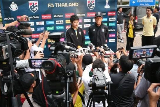 HLV Nishino chối bỏ cáo buộc khinh địch khi chỉ gọi một tiền đạo Thái Lan đấu Việt Nam
