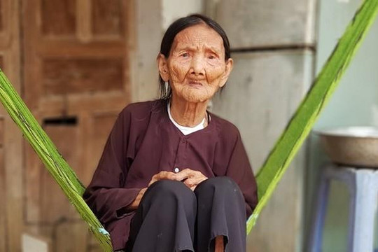 Hà Nội: Cụ bà 92 tuổi ròng rã 10 năm đi đòi sổ đỏ, chính quyền thì cứ lần lữa kéo dài