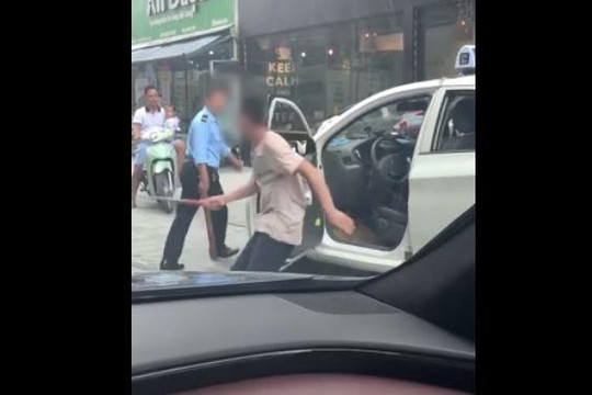 Bị nam bảo vệ không cho đỗ xe, tài xế taxi rút gậy 3 khúc đe dọa