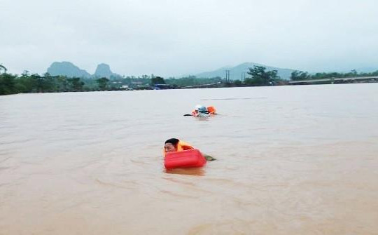 Lật thuyền chở cán bộ huyện đi thị sát lũ, 6 người bị nước cuốn 