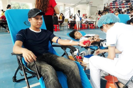Gần 400 sinh viên Đại học Vinh tham gia hiến máu tình nguyện