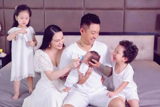 Tuấn Hưng khoe hình ảnh gia đình 5 người hạnh phúc 