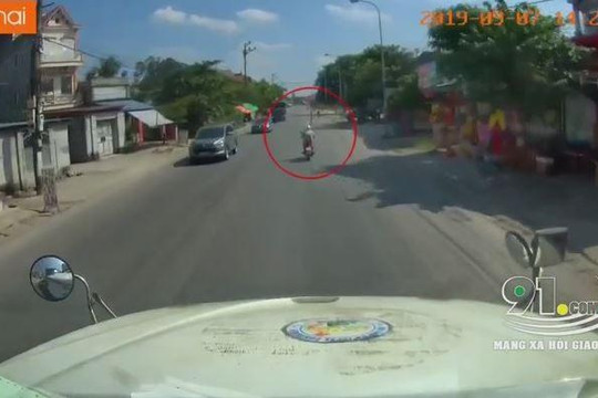 Dừng xe máy giữa đường, người đàn ông suýt bị container nghiền nát