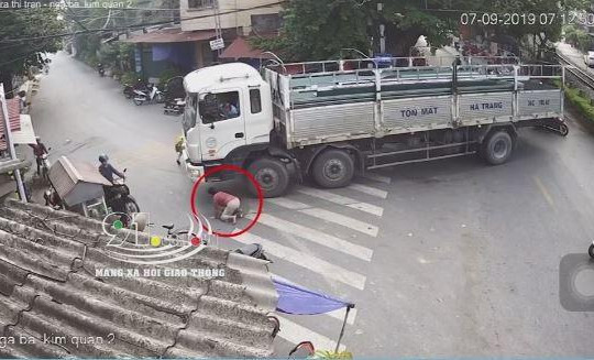 Người phụ nữ lao ra đường nằm dưới bánh xe tải để tự tử