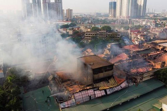Vụ cháy Rạng Đông: Thủ tướng yêu cầu di dời cơ sở ô nhiễm ra khỏi đô thị