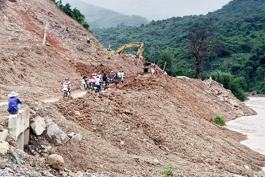 Nghệ An: Nhà thầu làm đường đổ đất thải xuống sông Nậm Mộ