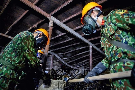Bộ đội hóa học tham gia xử lý môi trường độc hại vụ cháy nhà máy Rạng Đông