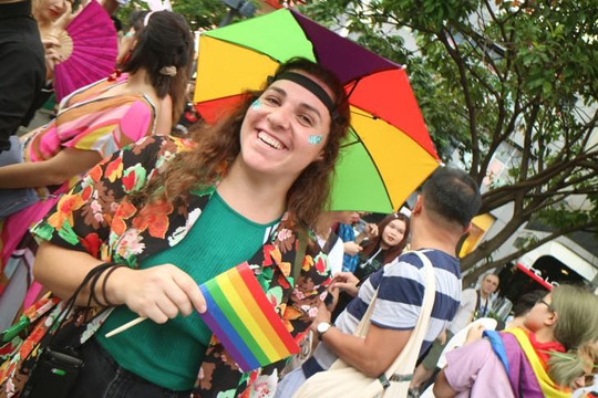 Cờ cầu vồng của cộng đồng LGBT ‘tỏa sáng’ rực rỡ trên phố đi bộ Nguyễn Huệ