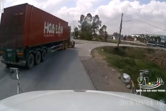 Xe container chuyển hướng không quan sát suýt gây tai nạn nghiêm trọng