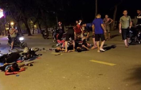 Đua tốc độ bàn thờ ở Hà Nội, 2 xe máy tông nhau, 4 tổ lái nguy kịch