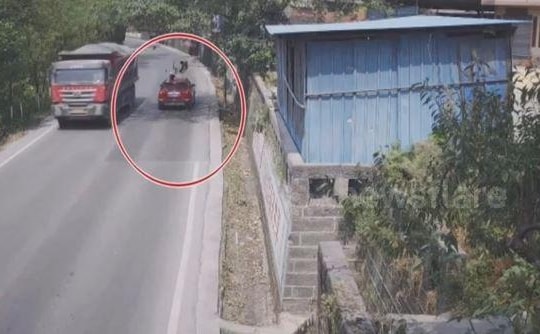 Phóng nhanh khi vào cua, xe máy lao thẳng vào đầu ô tô