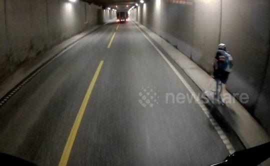 Suýt ngã trong hầm cao tốc, người đàn ông đi xe đạp thoát chết thần kỳ