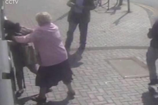 Cụ bà 81 tuổi đánh đuổi tên cướp gây sốt mạng xã hội