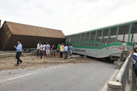 Nghệ An: Tông xe tải, tàu hỏa bị lật nhiều toa