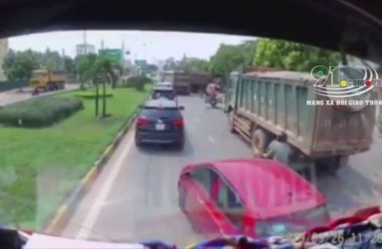 Ô tô chạy ẩu tạt đầu xe tải, tài xế còn xuống xe lớn tiếng cãi nhau