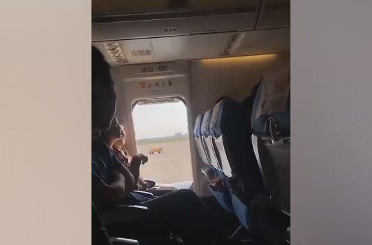 Người phụ nữ vô tư mở cửa thoát hiểm máy bay vì muốn hít thở khí trời