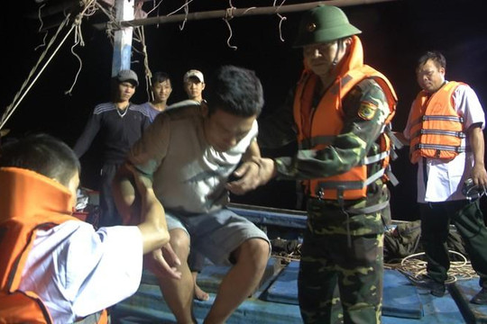 Cứu sống 6 ngư dân Quảng Bình bị chìm tàu 