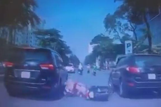 Mải nhìn đồ rơi trên đường, 2 mẹ con suýt mất mạng dưới bánh ô tô