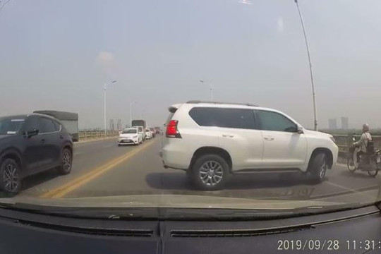 Tài xế ô tô bất chấp nguy hiểm quay đầu xe trên cầu Vĩnh Tuy