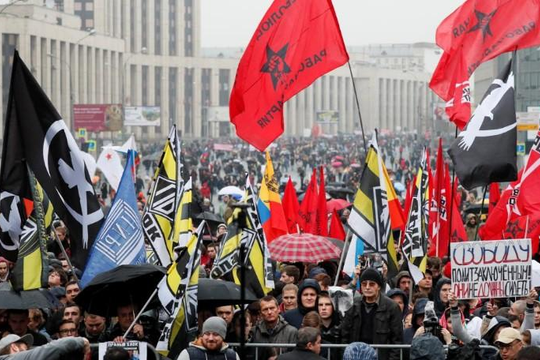 Bất chấp mưa gió, hàng chục nghìn người lại xuống đường biểu tình ở Nga