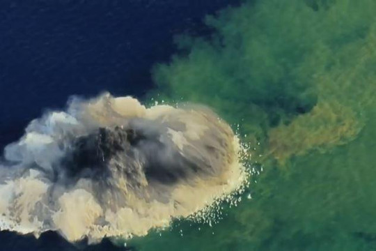 Clip quá trình hình thành một hòn đảo từ vụ phun trào núi lửa