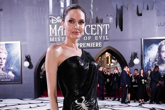 Angelina Jolie đẹp rạng ngời cùng các con trong buổi ra mắt phim 'Maleficent 2'