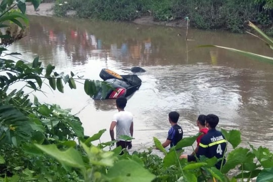 Phát hiện ô tô Mercedes dưới lòng kênh cùng ba thi thể 