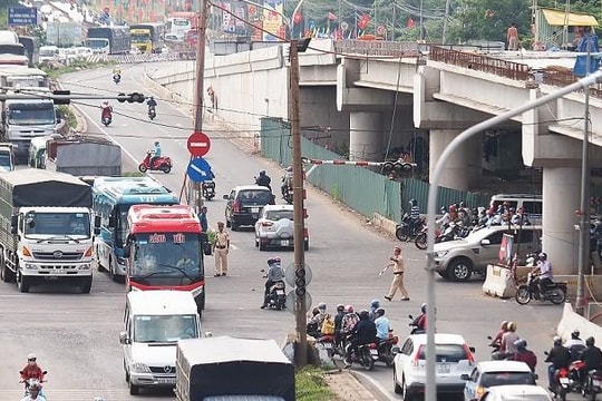 Công trình cầu vượt Dầu Giây dang dở gây mất an toàn giao thông