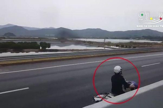 Người phụ nữ đi xe máy ngược chiều trên cao tốc Hà Nội - Hạ Long