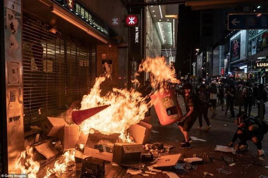 Giao thông công cộng Hồng Kông tê liệt sau lệnh cấm đeo khẩu trang