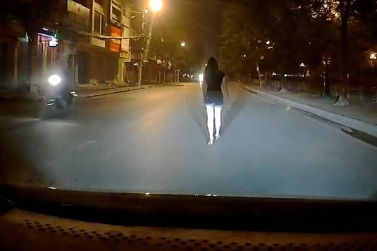 Clip chân dài đi bộ giữa đường Hà Nội lúc nửa đêm mặc ô tô bấm còi