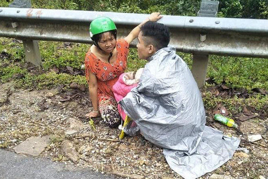 Ông bố trẻ đỡ đẻ cho vợ ngay bên đường trong mưa