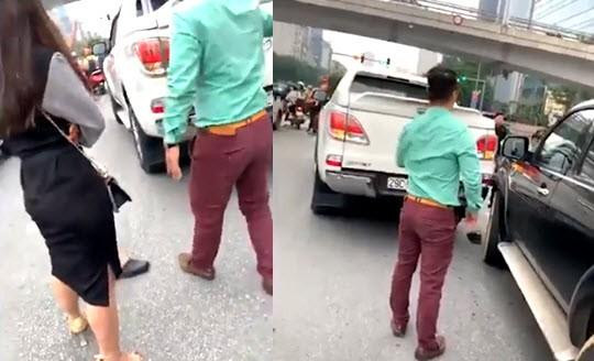 Bị tông đuôi ô tô, kiều nữ Hà Nội livestream hứa tặng thẻ cào nhờ dân mạng phân xử