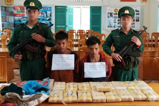 Bắt 2 người Lào vận chuyển 100.000 viên ma túy qua biên giới