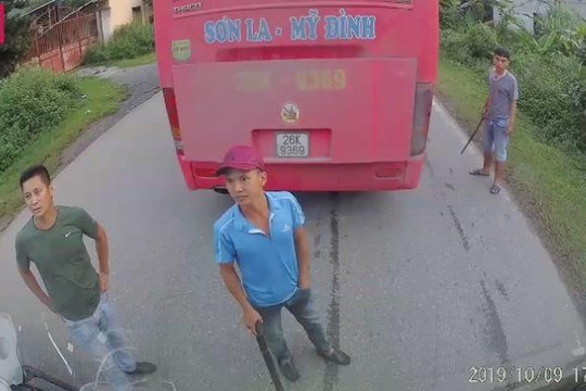Nhóm thanh niên trên xe khách cầm điếu cày dọa đánh nhau giữa đường