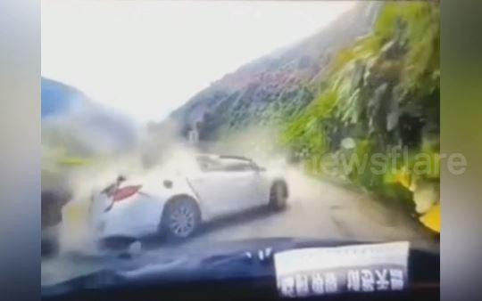 Rợn người khoảnh khắc tảng đá trên núi rơi thẳng vào ô tô