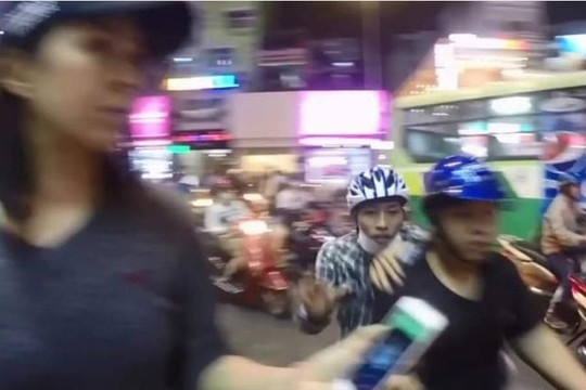 Làm vlog ở Việt Nam, du khách Thái quay cận cảnh mặt kẻ giật ĐTDĐ của bạn
