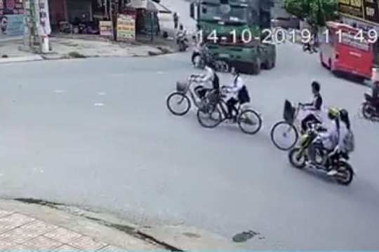 Chạy xe đạp vào điểm mù ô tô tải, 2 học sinh thoát chết thần kỳ