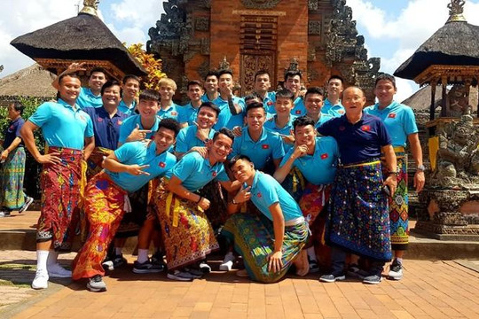 Tuyển Việt Nam rủ nhau mặc váy đi chơi ở Bali sau trận thắng Indonesia 