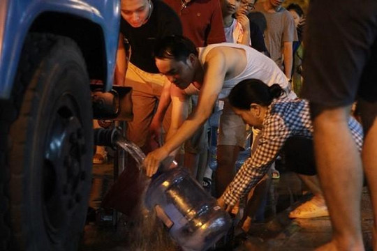 Hà Nội: Người dân xếp hàng đến khuya chờ nước sạch