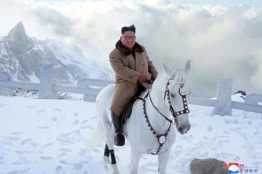 Thông điệp gì qua hình ảnh ông Kim Jong-un cưỡi bạch mã trên núi thiêng?
