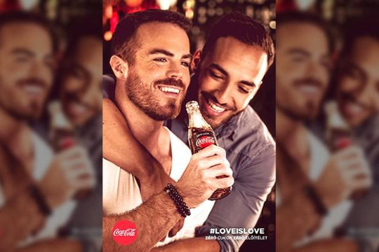 Coca Cola bị phạt do đưa các đôi đồng tính vào quảng cáo