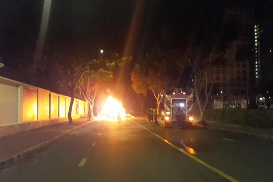 Xe sang cháy ngùn ngụt tại khu nhà giàu Phú Mỹ Hưng lúc nửa đêm