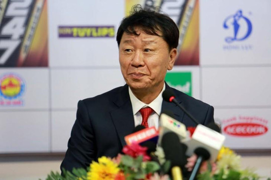 Giúp TP.HCM từ mục tiêu  trụ hạng đến Á quân V.League, HLV Chung Hae-seong được tưởng thưởng