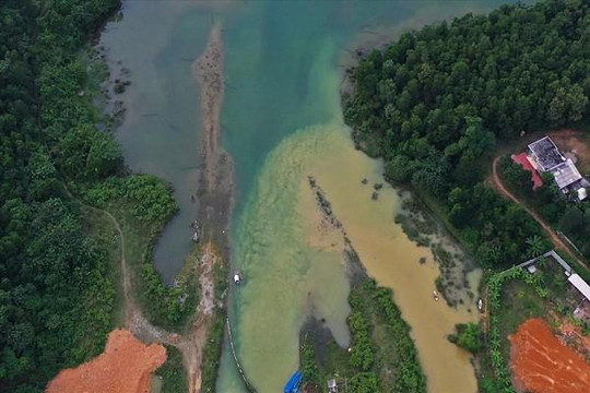 Vụ ô nhiễm nguồn nước sạch sông Đà: Ai là chủ mưu?