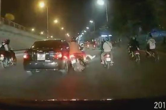 Phẫn nộ ô tô đâm xe máy chở trẻ em rồi bỏ chạy ở Hà Nội