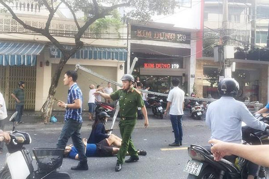 Đà Nẵng: Khung sắt rơi từ trên cao làm bị thương 2 người đi đường