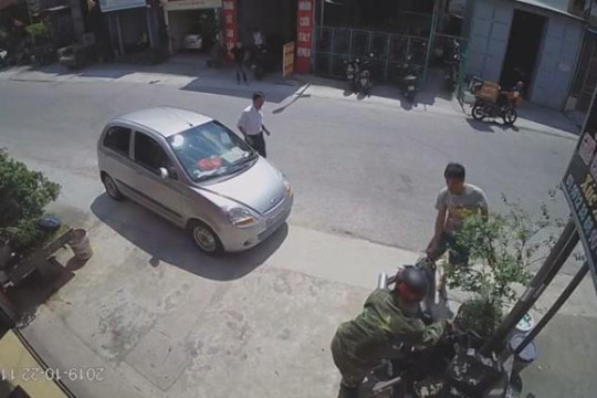 Va chạm với ô tô, xe máy lao thẳng vào ghế đá bên đường